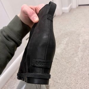 I wore these one time. Great condition. Not needed for my next adventure.